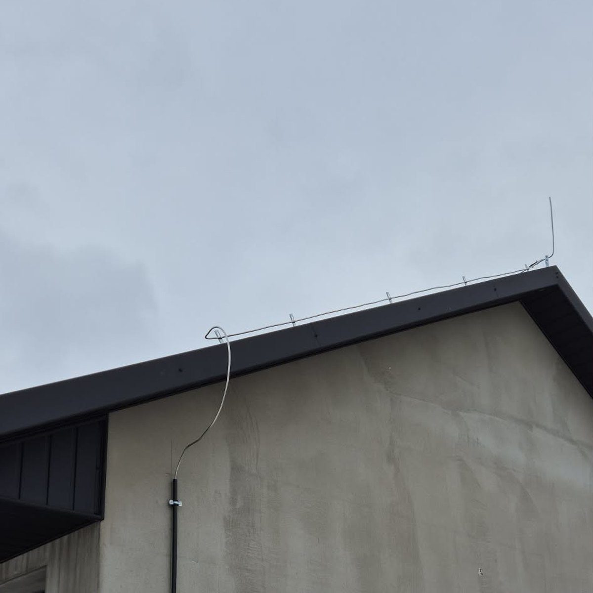 Przewód odprowadzający instalacji odgromowej na ścianie budynku