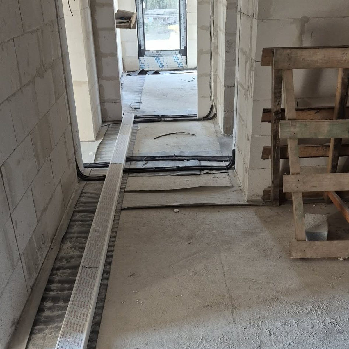 Trasy kablowe instalacji elektrycznej w budowanym budynku