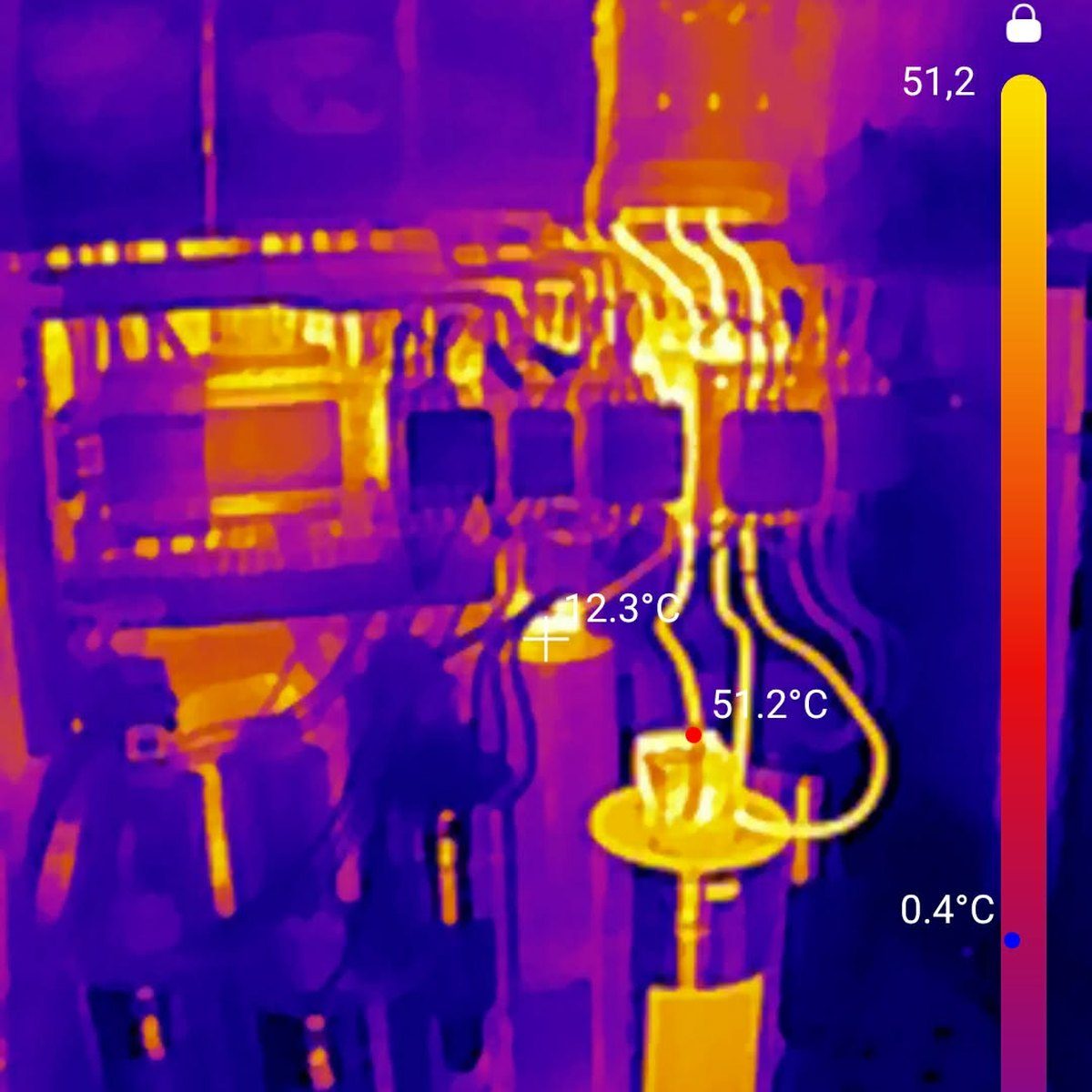 Zdjęcie termowizyjne rozdzielnicy elektrycznej